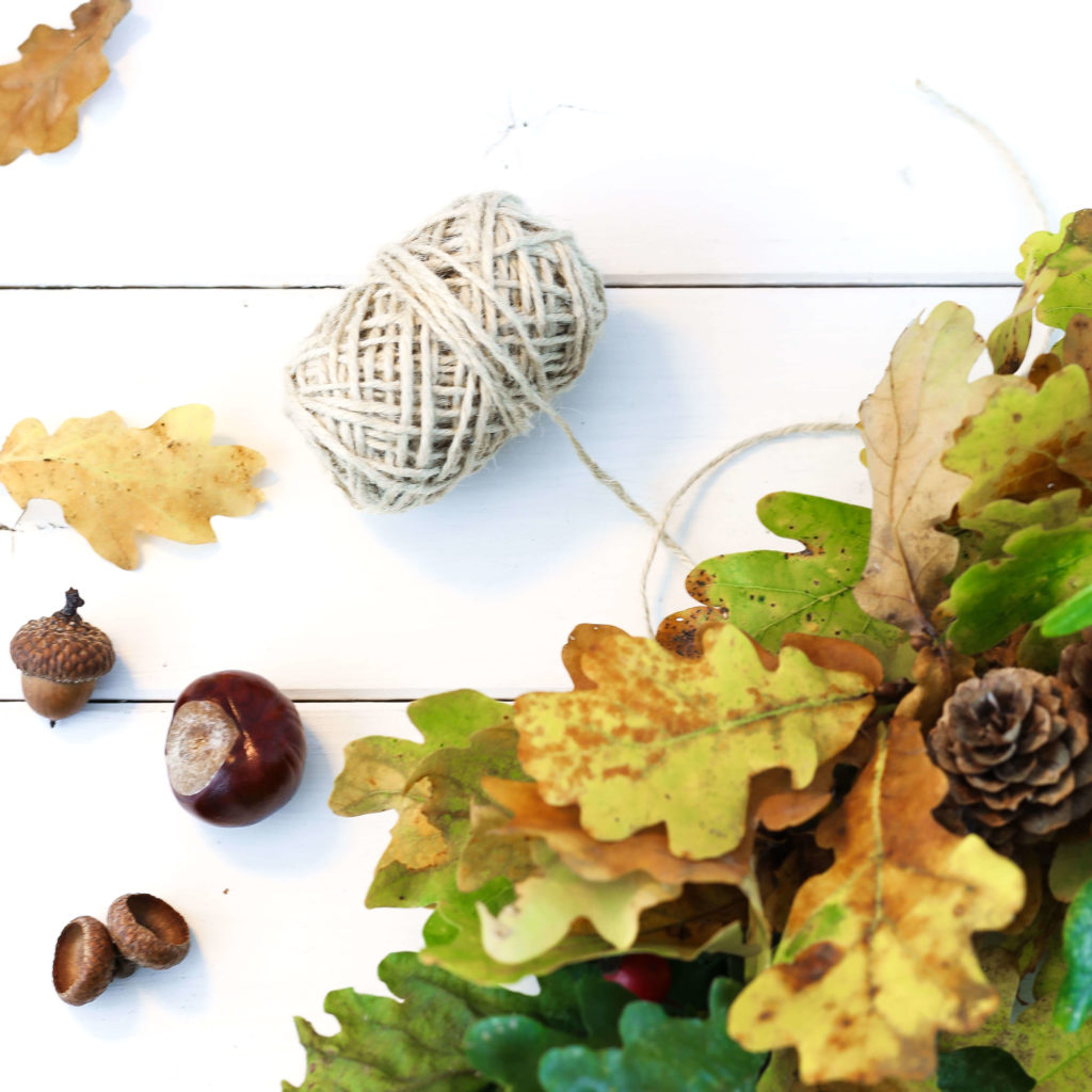 Band an Herbstkranz binden