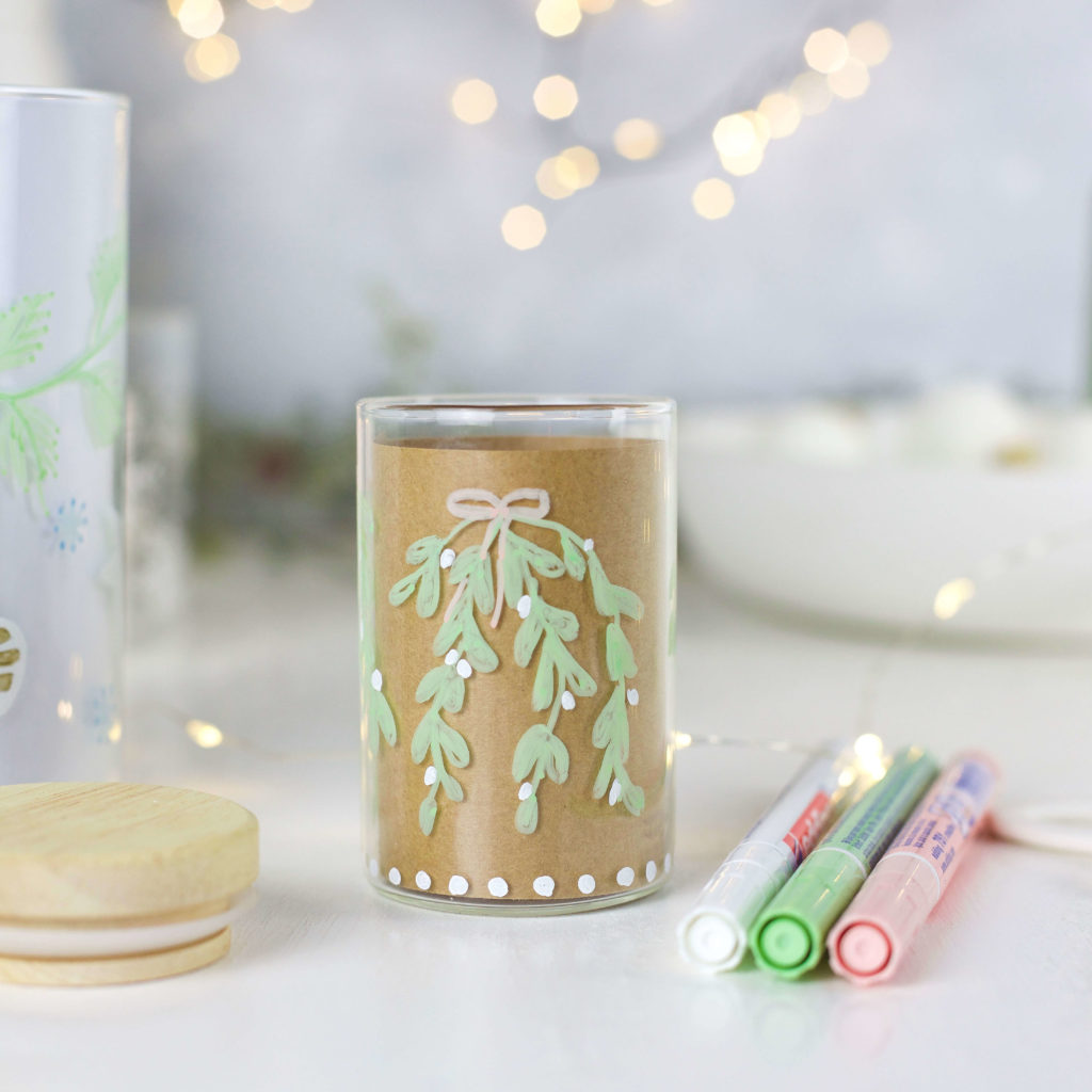 Gläser mit Lackmarkern verzieren