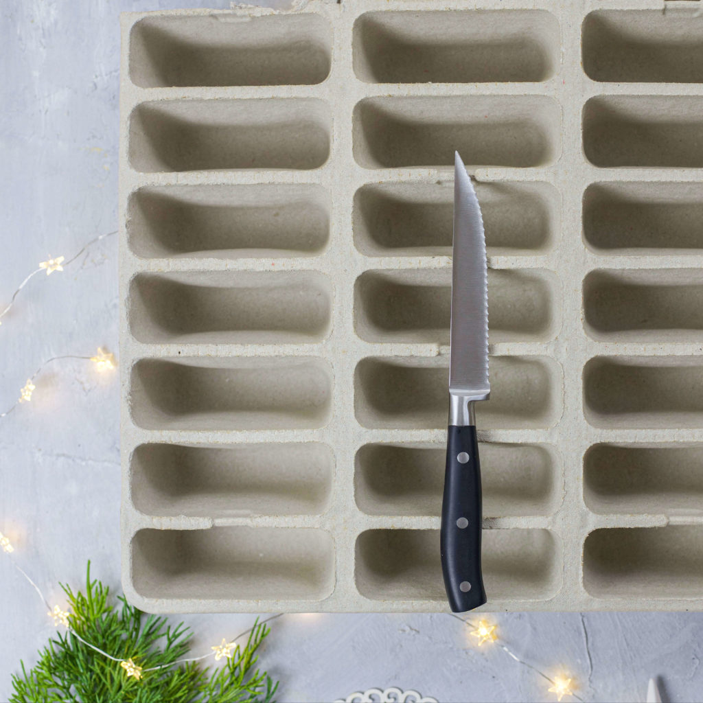 Karton für Pappmaché zerschneiden