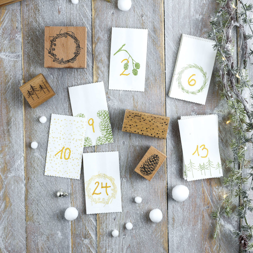 Kleine Tütchen mit Zahlen beschriften und bestempeln 