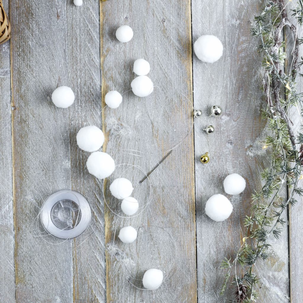Schneeflocken auf Nylonschnur auffädeln