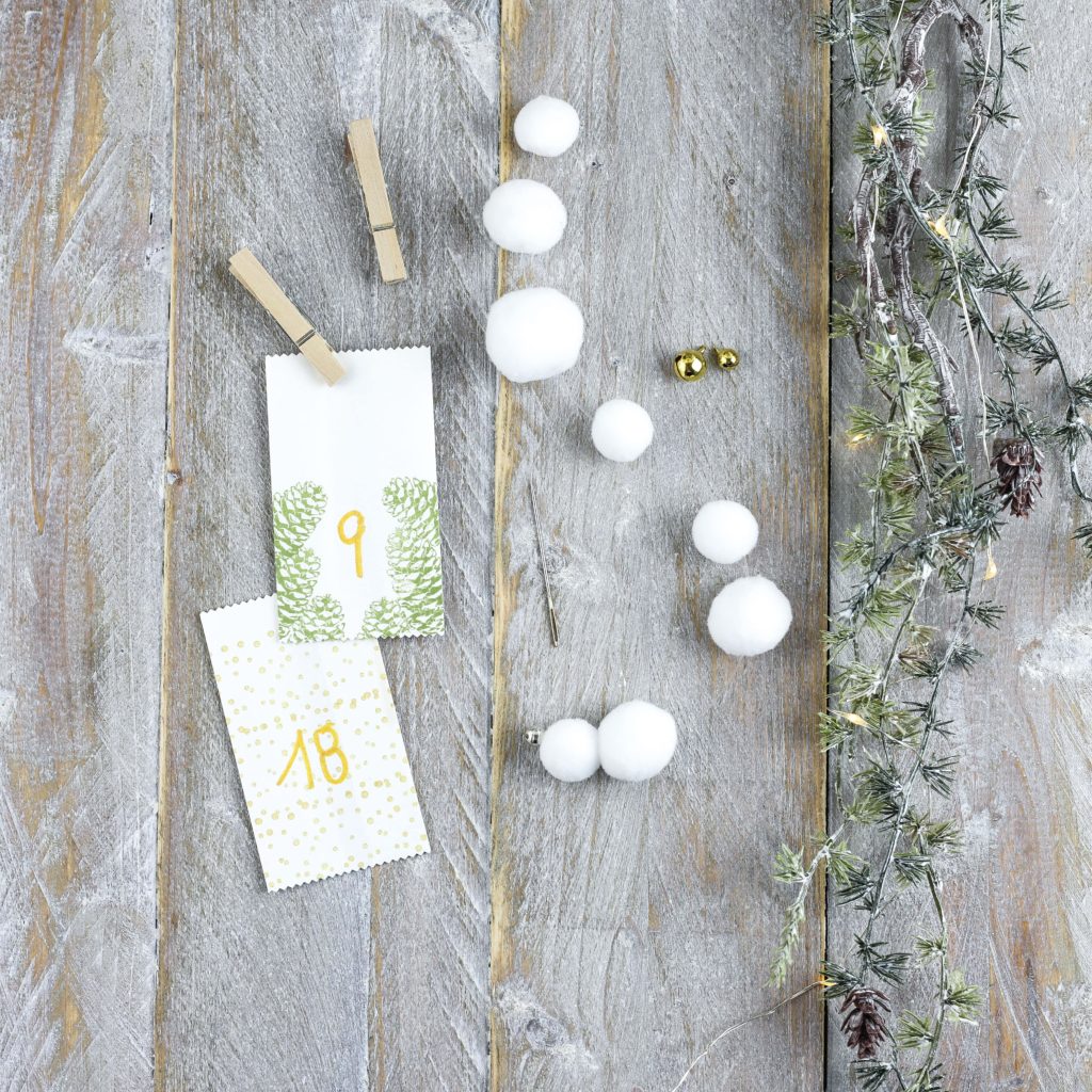 Adventskalender mit kleinen Schneeflocken 
