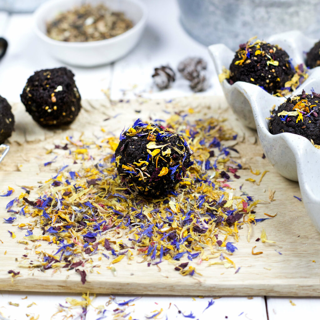 Seedbombs mit Blüten verzieren