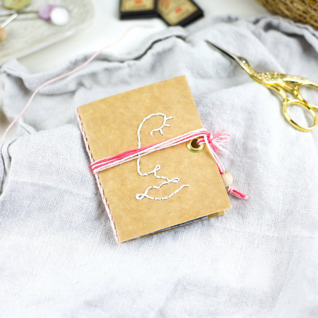 Nadelmäppchen mit line art face besticken