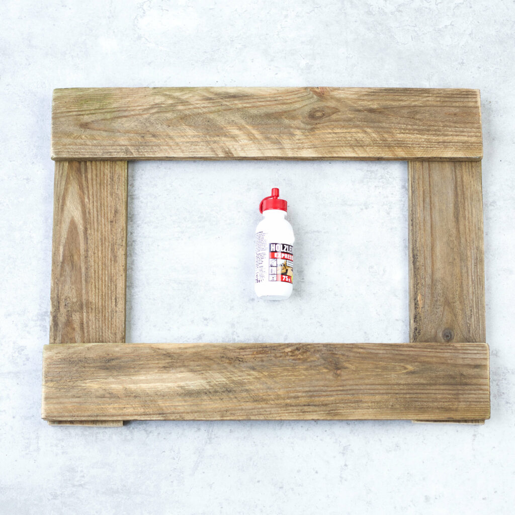 Holzleistern für Tassen Wandregal verleimen