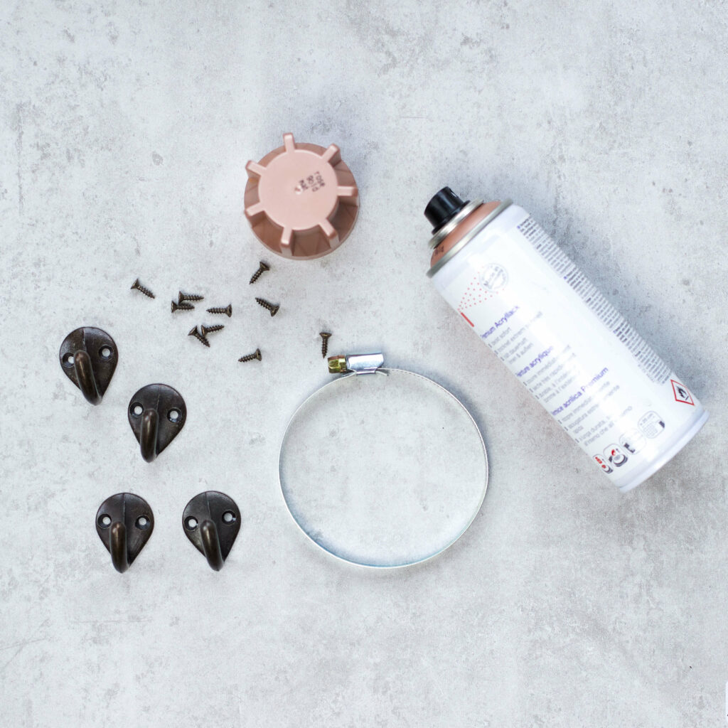 Haken und Schelle für Wandregal mit Sprühlack färben