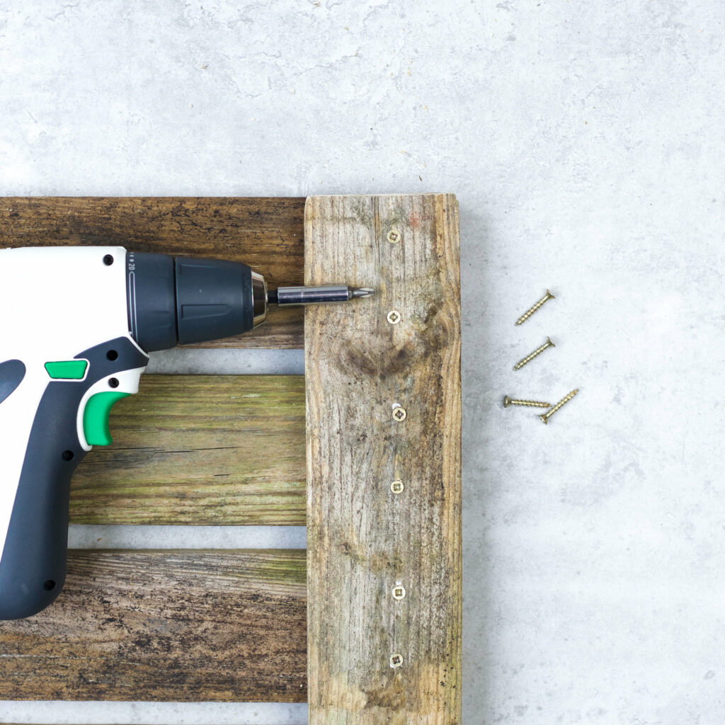 Holzleisten für Tassen Wandregal verschrauben