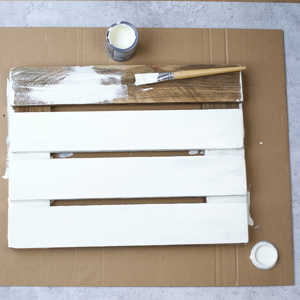 Holzleisten für Tassen Wandregal mit Farbe anmalen