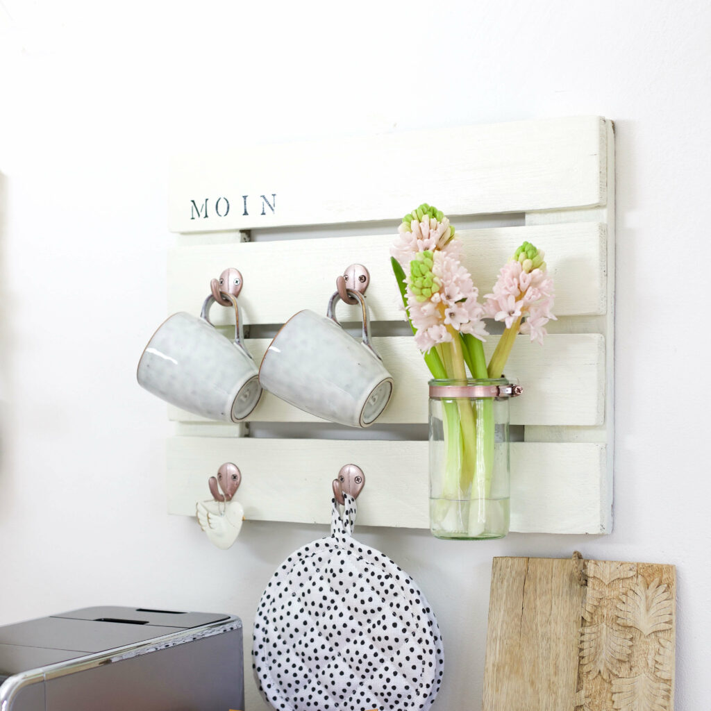 Tassen Wandregal an Wand hängen