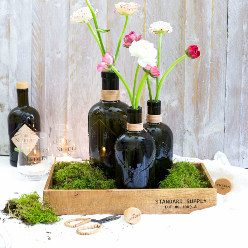 Gravierte Flaschen mit Blumen dekorieren