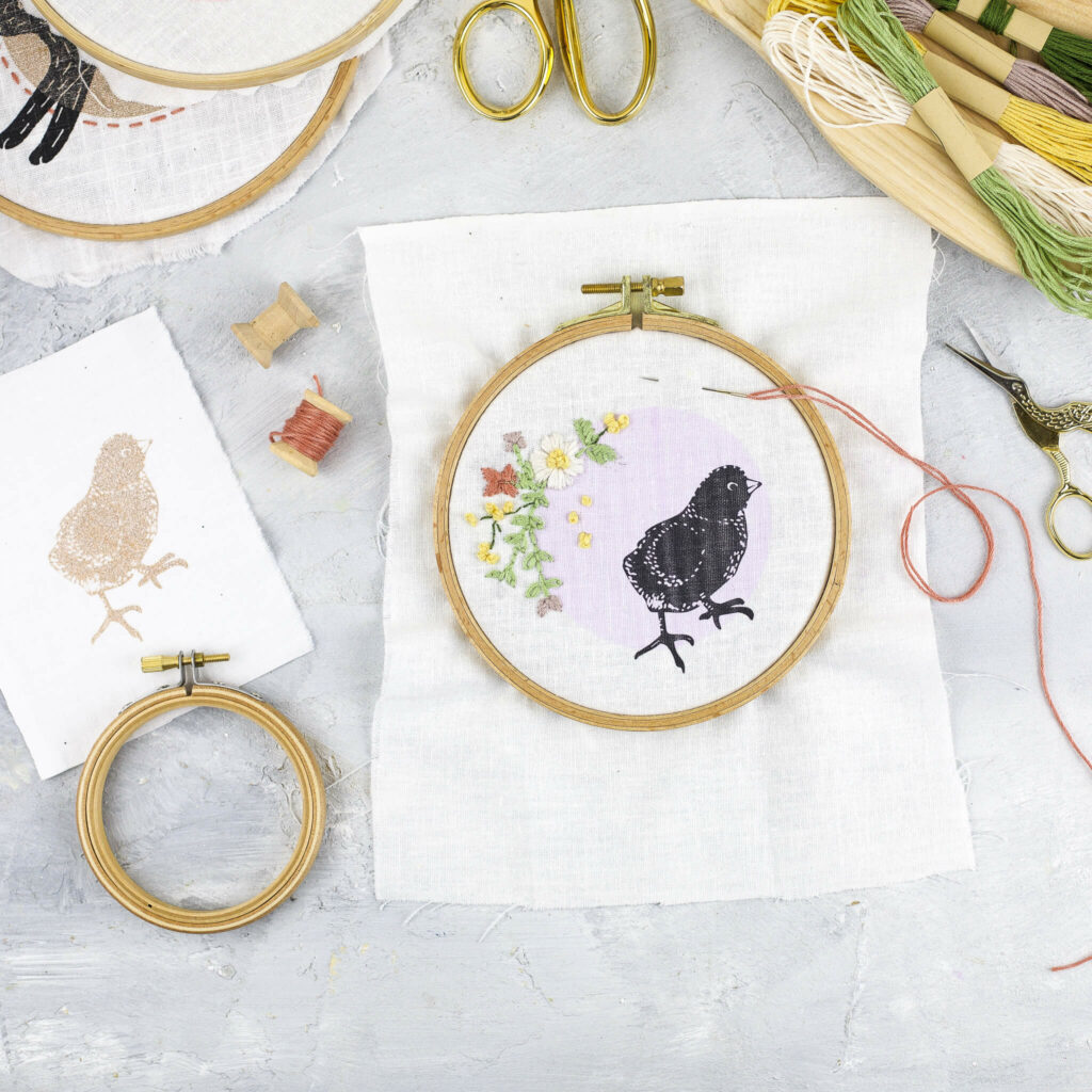 Siebdruckmotive mit Blumen besticken