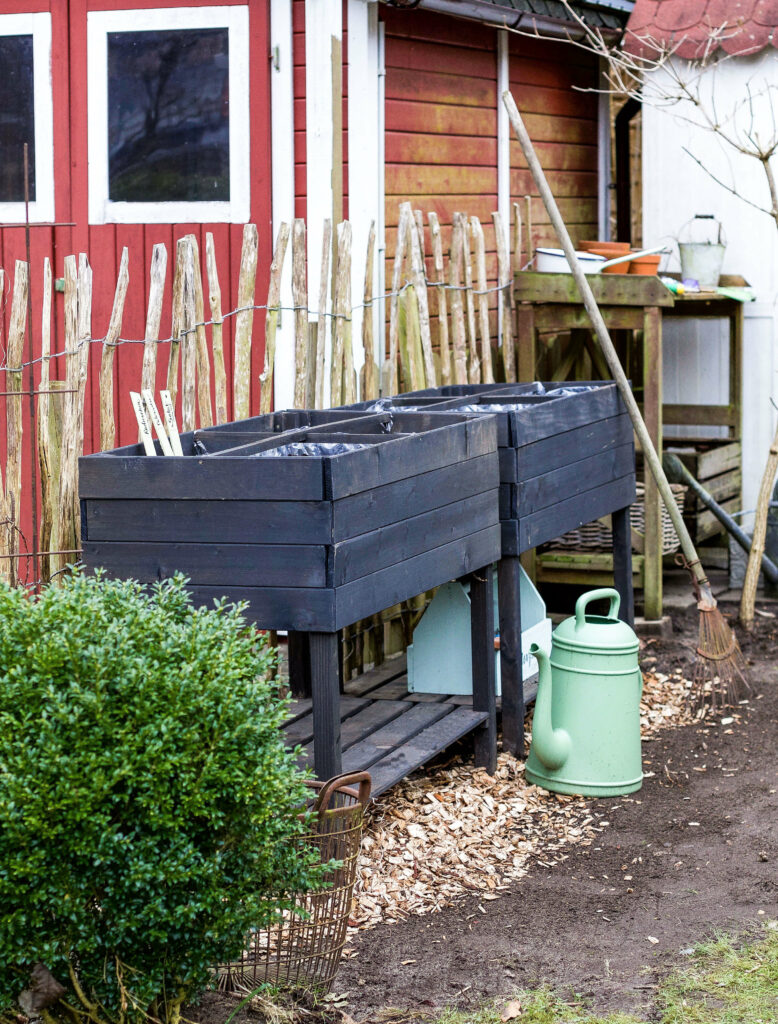 Hochbeet mit Erde befüllen