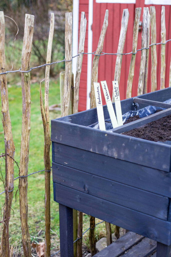 Pflanzstöcke aus Holz für das Tischbeet