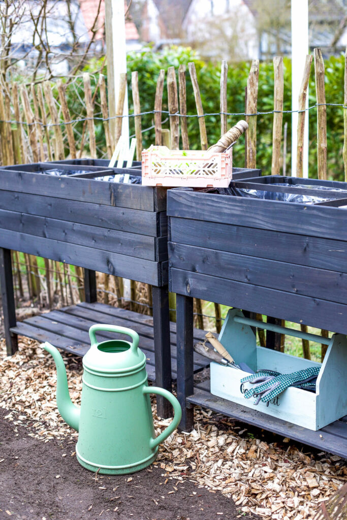 Hochbeete mit Erde bepflanzen