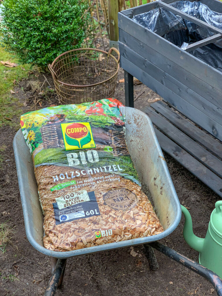 Hochbeet erde und Holzschnitzel
