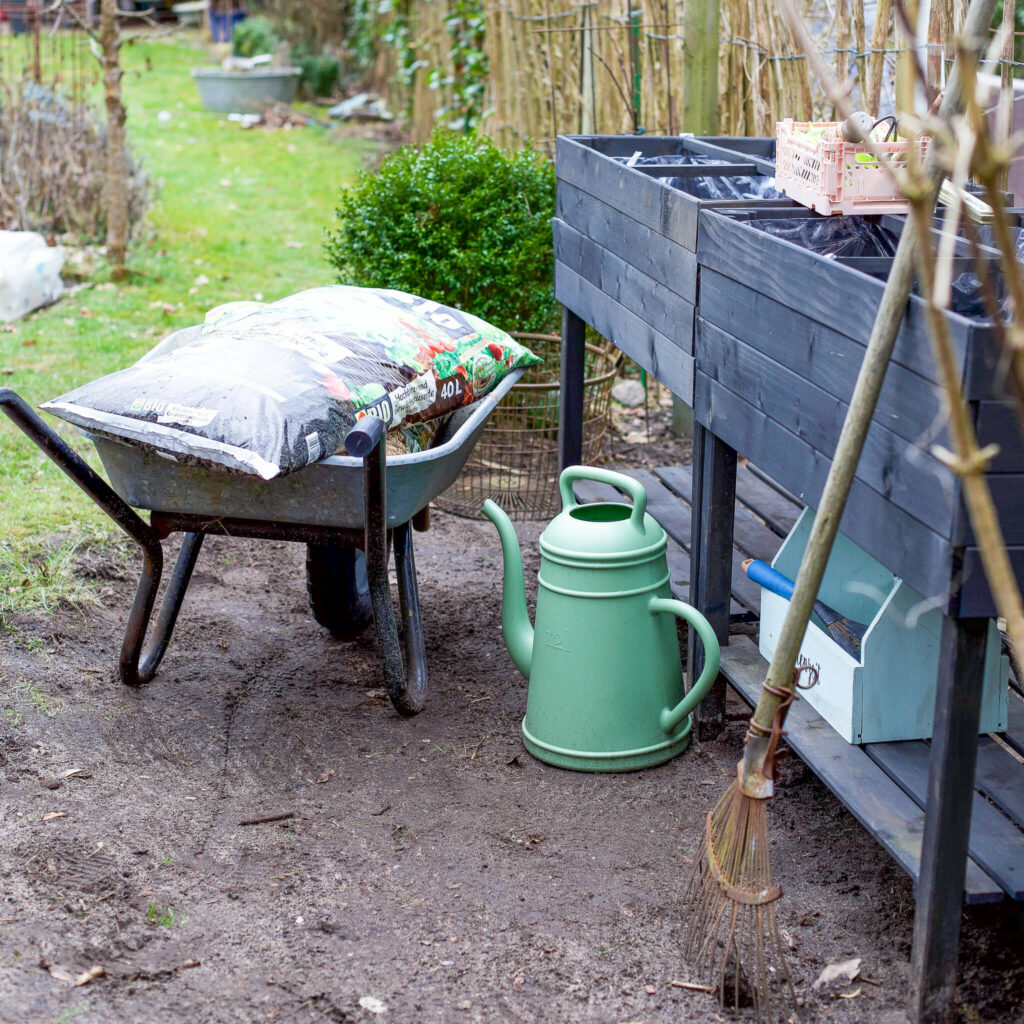 Hochbeete mit Erde bepflanzen