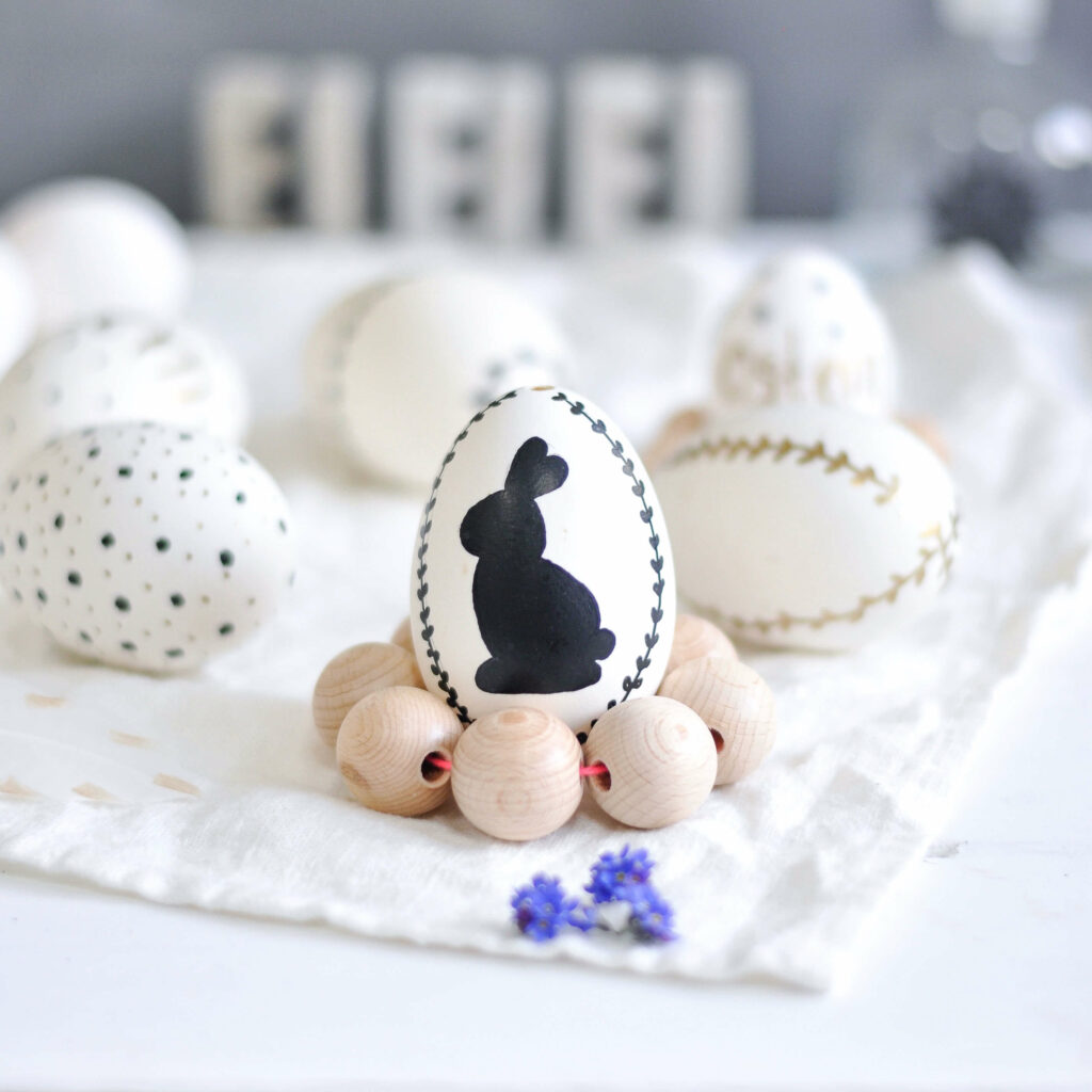 Ostereier mit dem Lackmarker verzieren und Eierbecher aus Holzperlen basteln