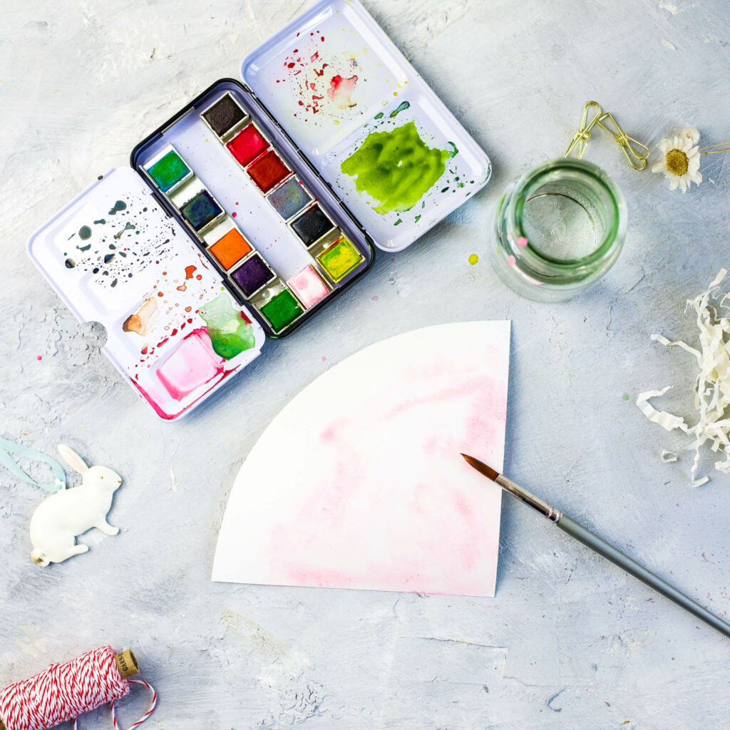 Spitztüten mit Aquarellfarben bemalen