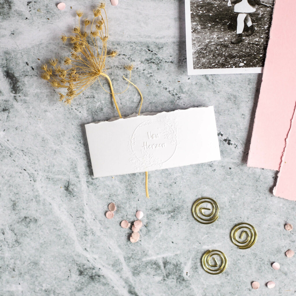 papier mit der Prägezange prägen