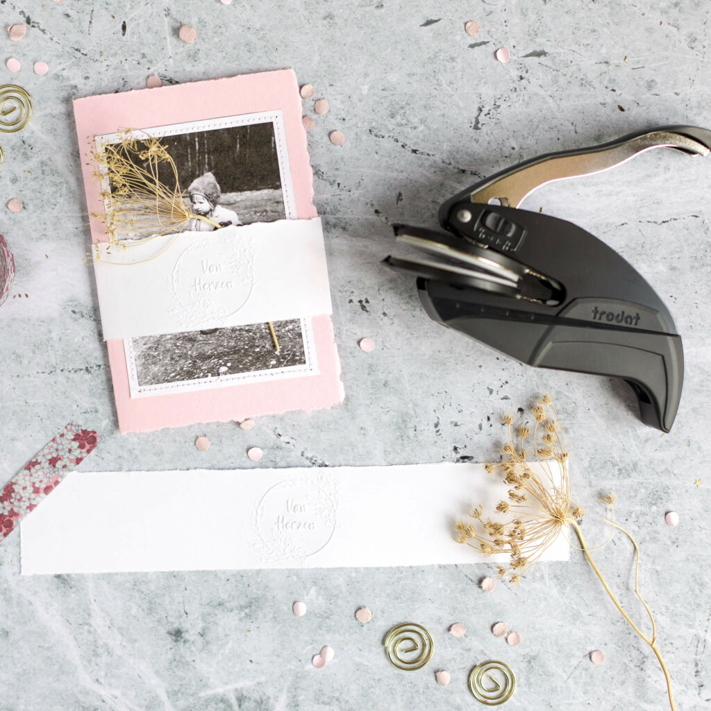 Banderole mit Prägezange geprägt