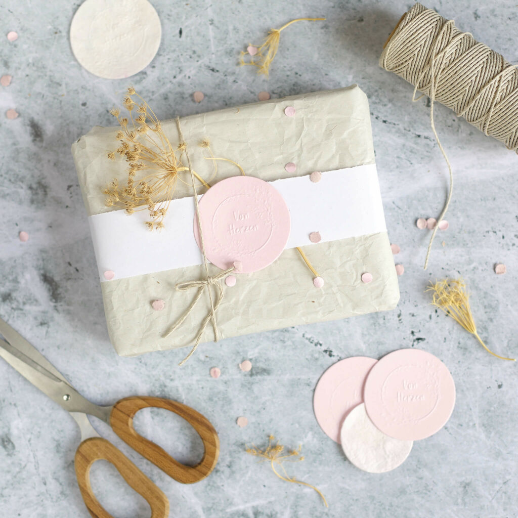 Geschenk Banderole mit Prägezange verziert