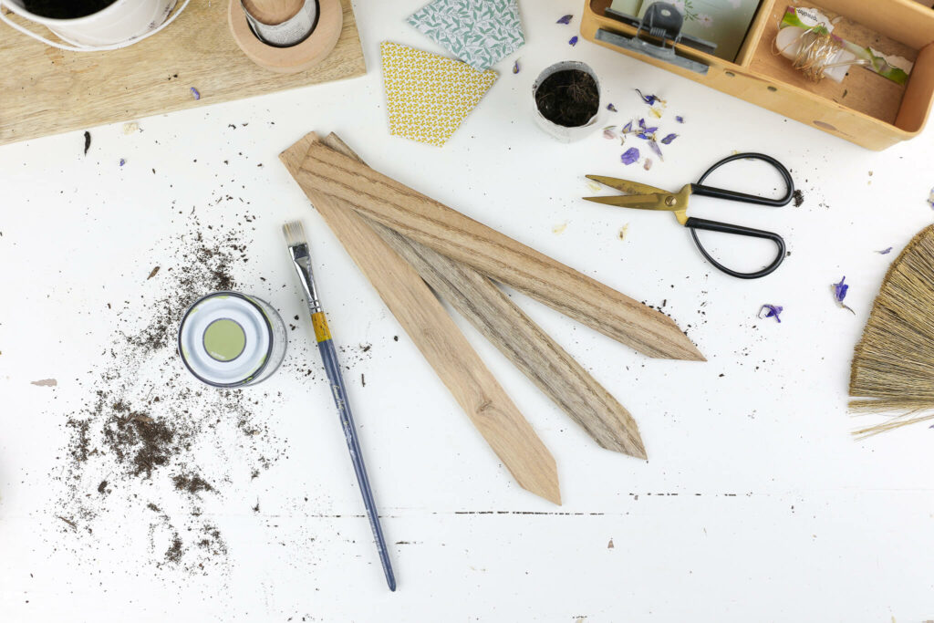 Pflanzstöcke aus Holz anmalen