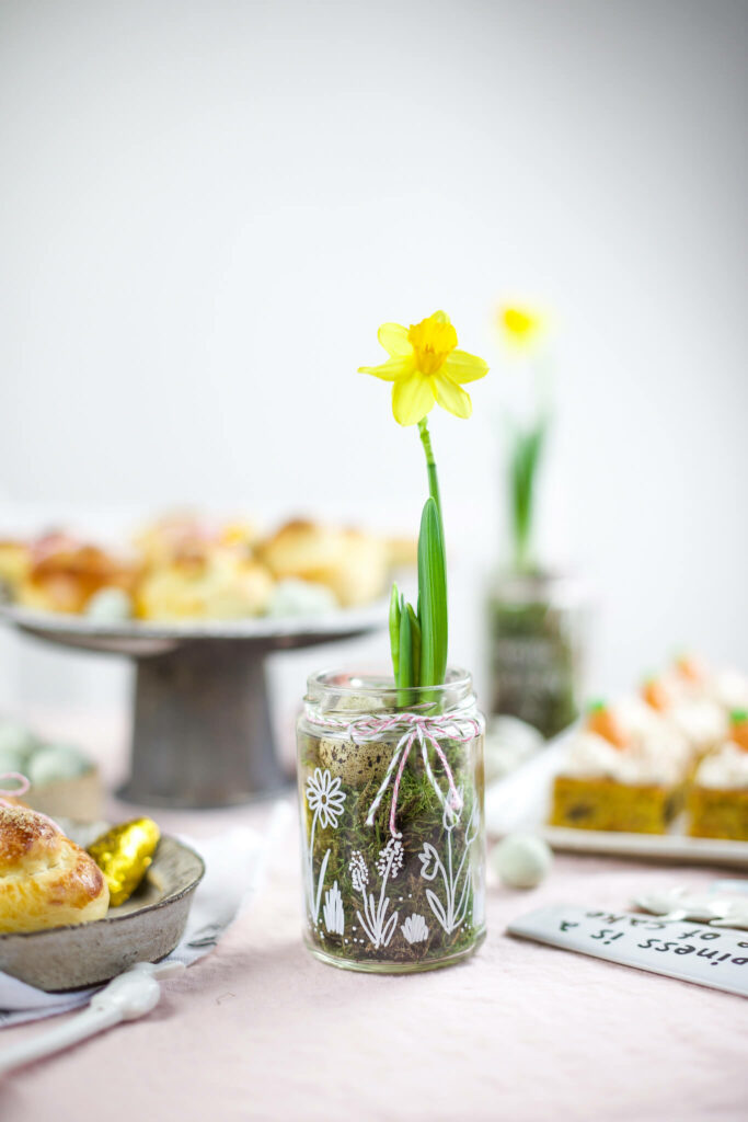 Gläser mit dem Lackmarker verzieren.