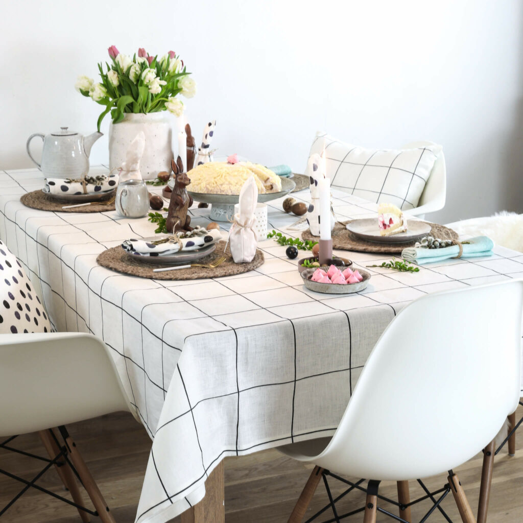 Gedeckter Ostertisch mit kleinen Hasenbeuteln