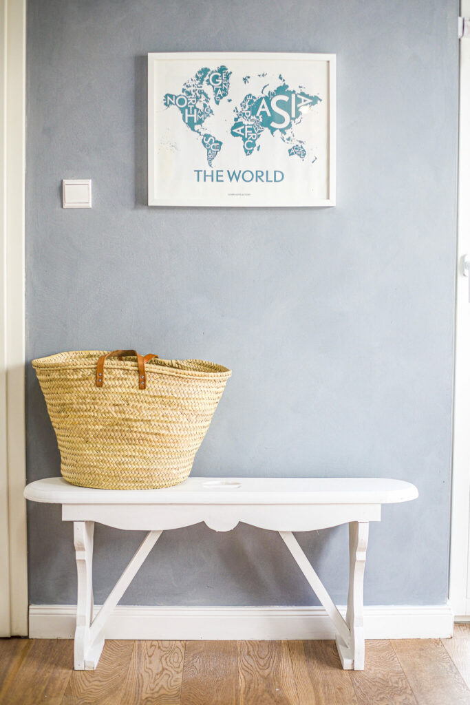 Wand mit Kalksteinfarbe streichen