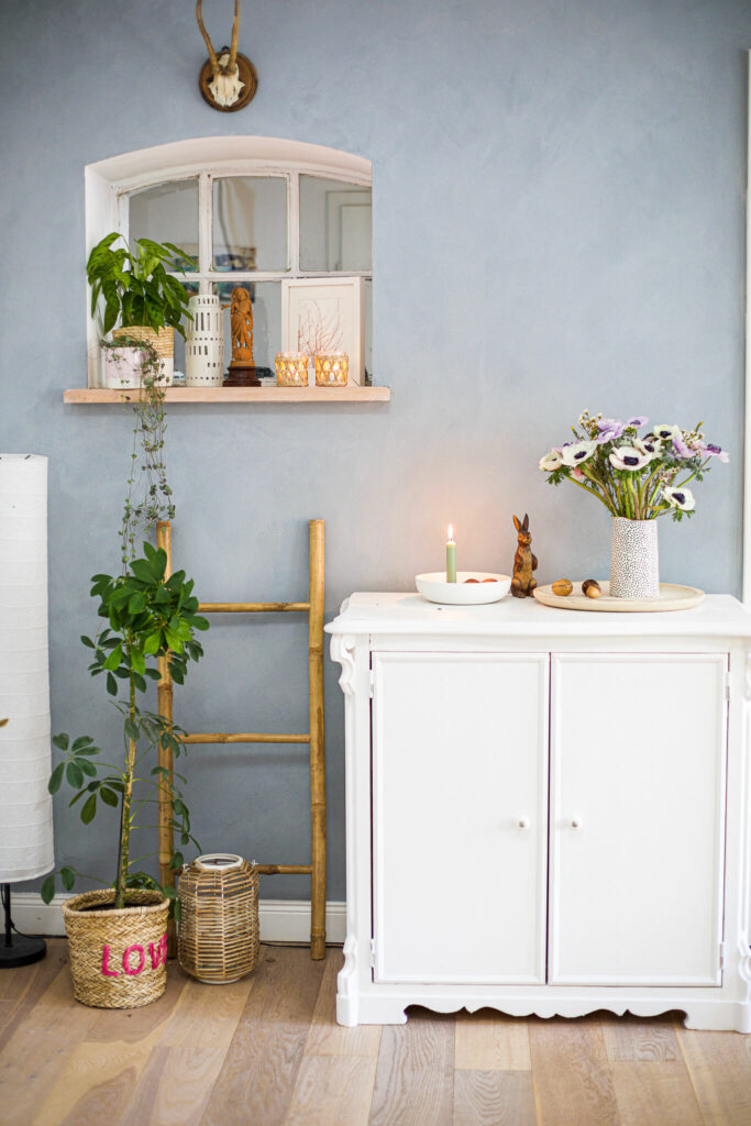 Wand mit Kalkstein Optik Farbe streichen