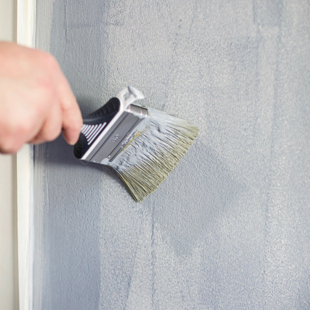 Wand mit kalksteinfarabe streichen 