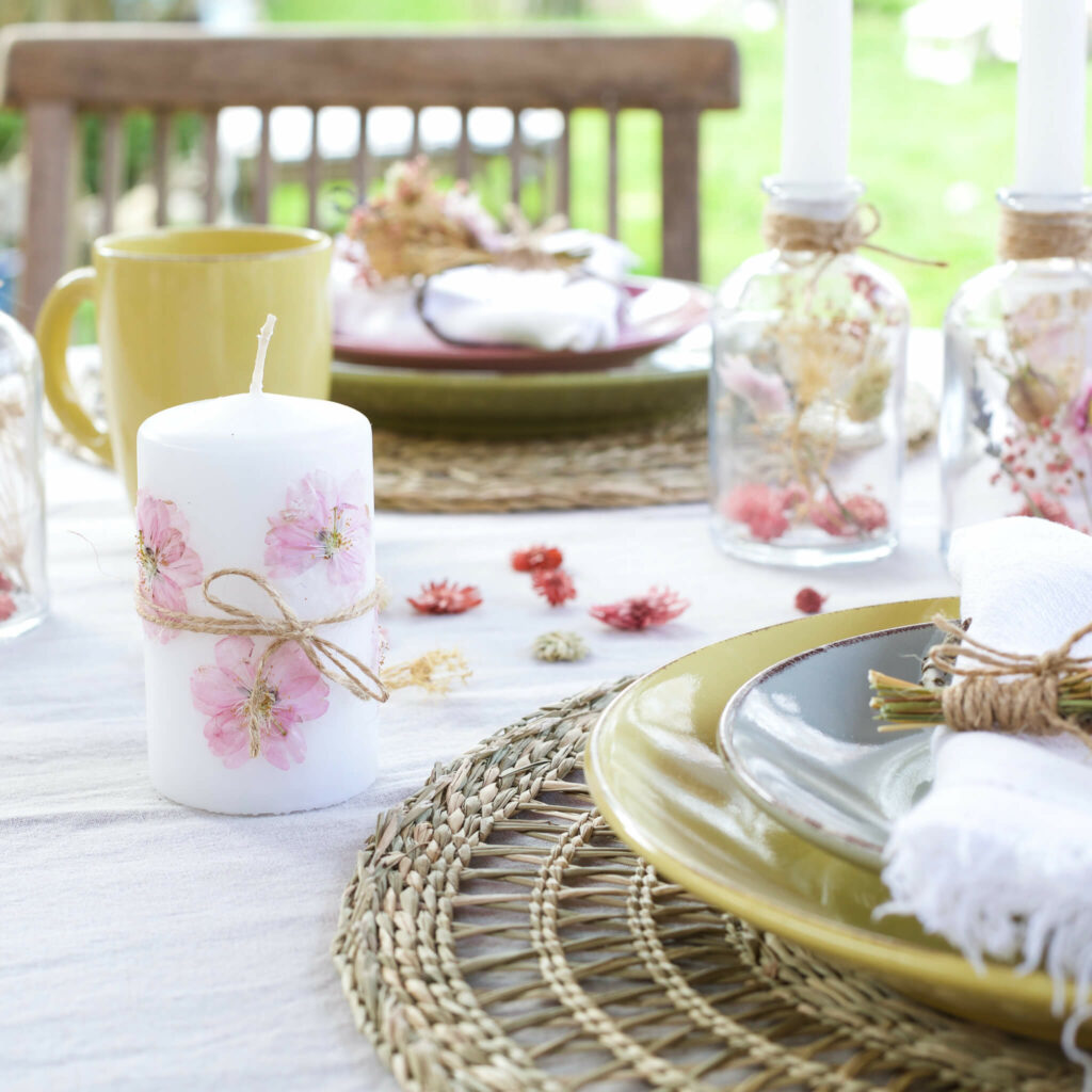 Kerze mit getrockneten Blüten verzieren