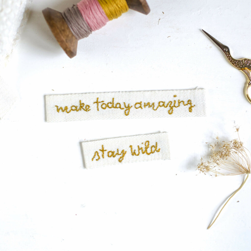 Schrift mit dem Rückstich auf Band sticken