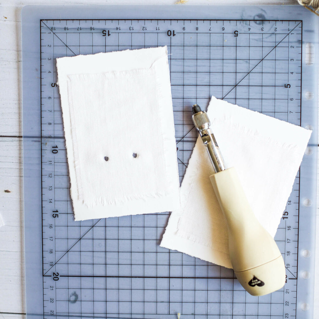 Mit dem Lochstanzer Karte stanzen