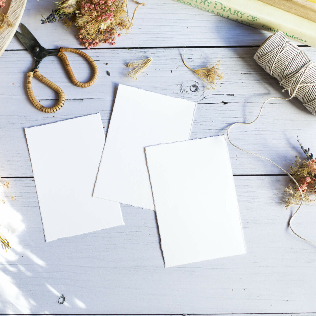 Papierränder mit dem Lineal anreißen