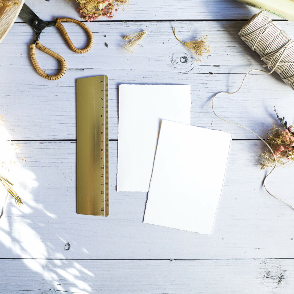 Papierrand mit dem Lineal anreissen