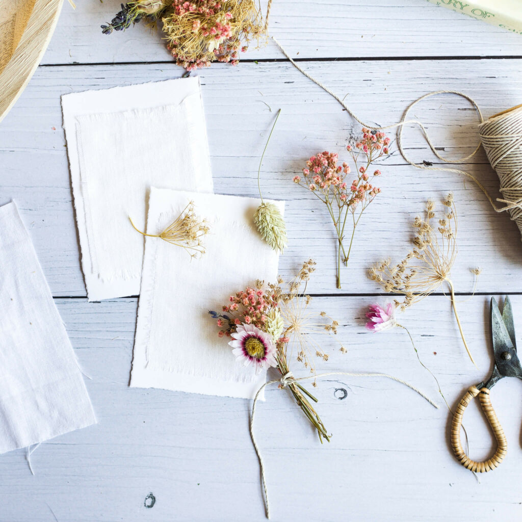 Karten mit Trockenblumen basteln