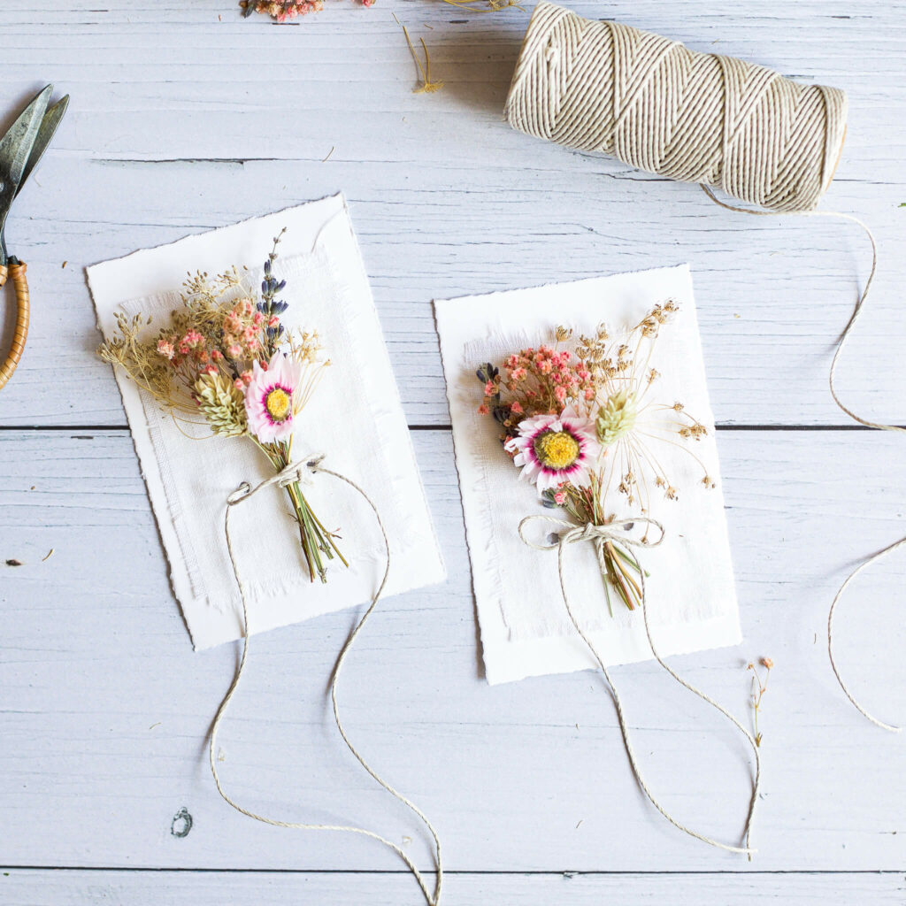 karten mit Trockenblumensträußen zum Muttertag