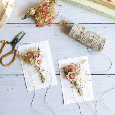 Karten mit Trockenblumen die