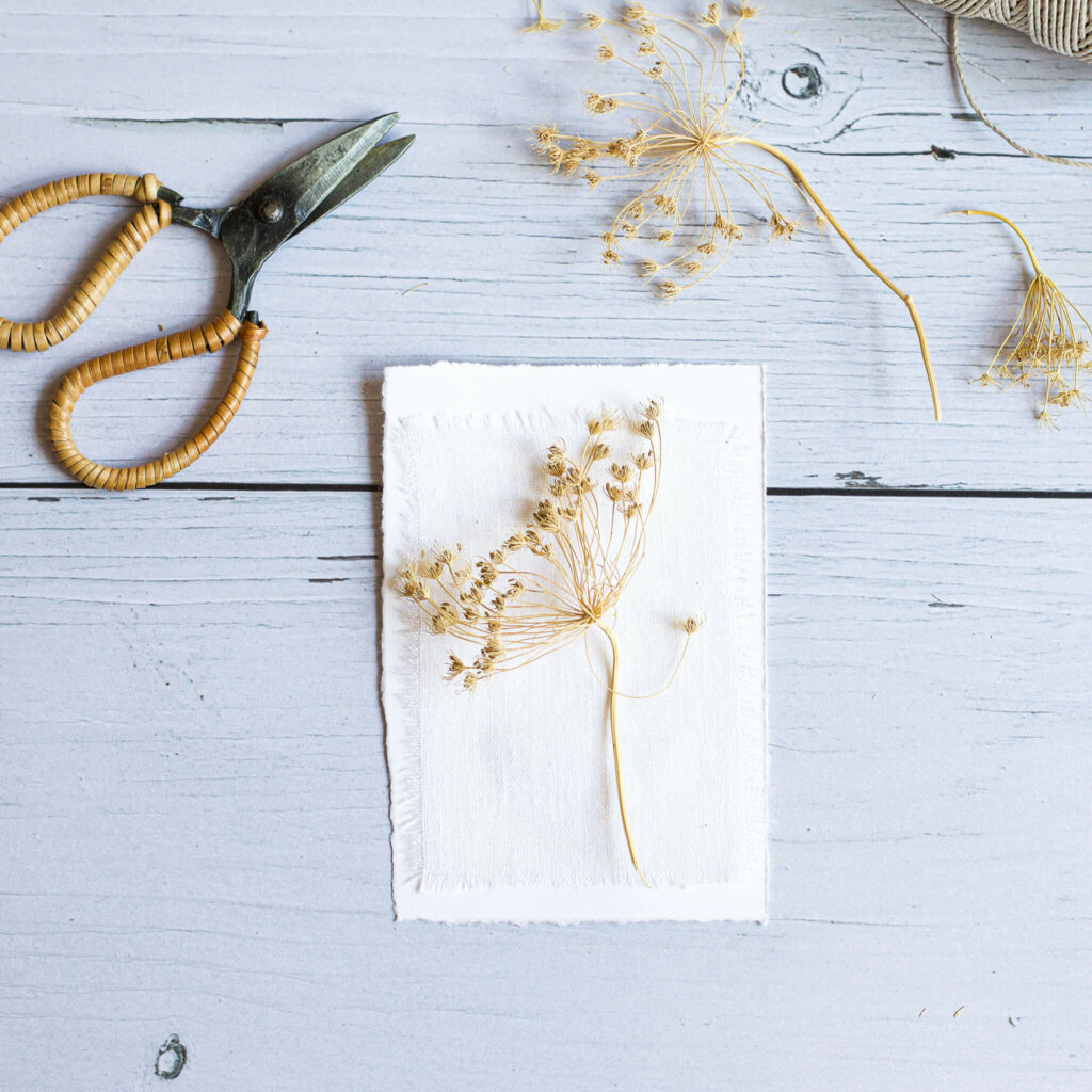 Karte mit Trockenblumen zum Muttertag basteln