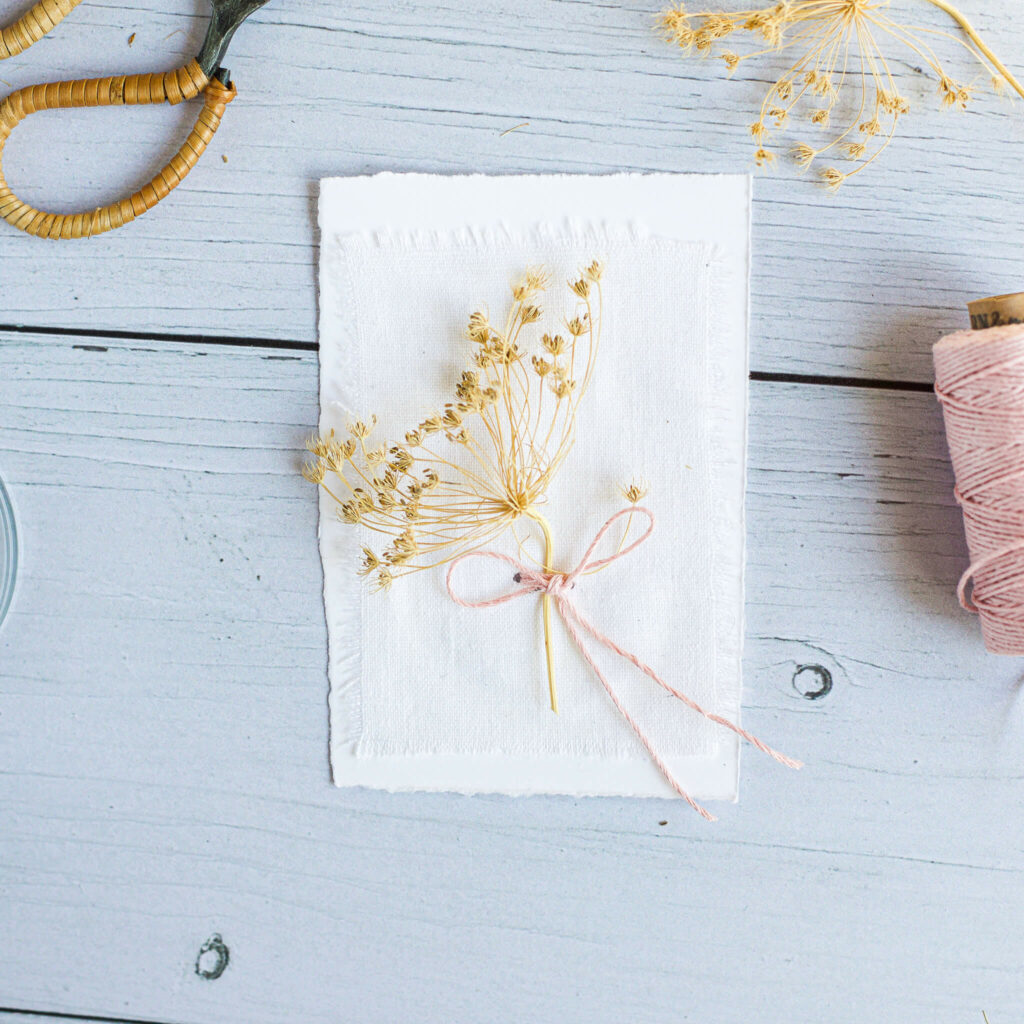 Karte mit Trockenblumen zum Muttertag