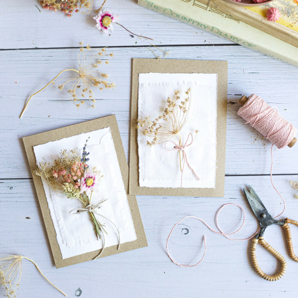 Karte mit Trockenblumensträußen zum Muttertag