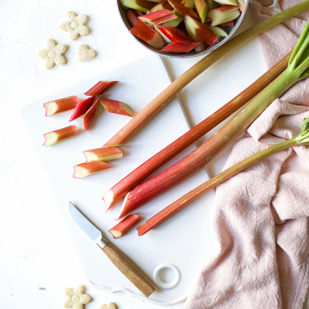 Rhabarber für Tarte schneiden