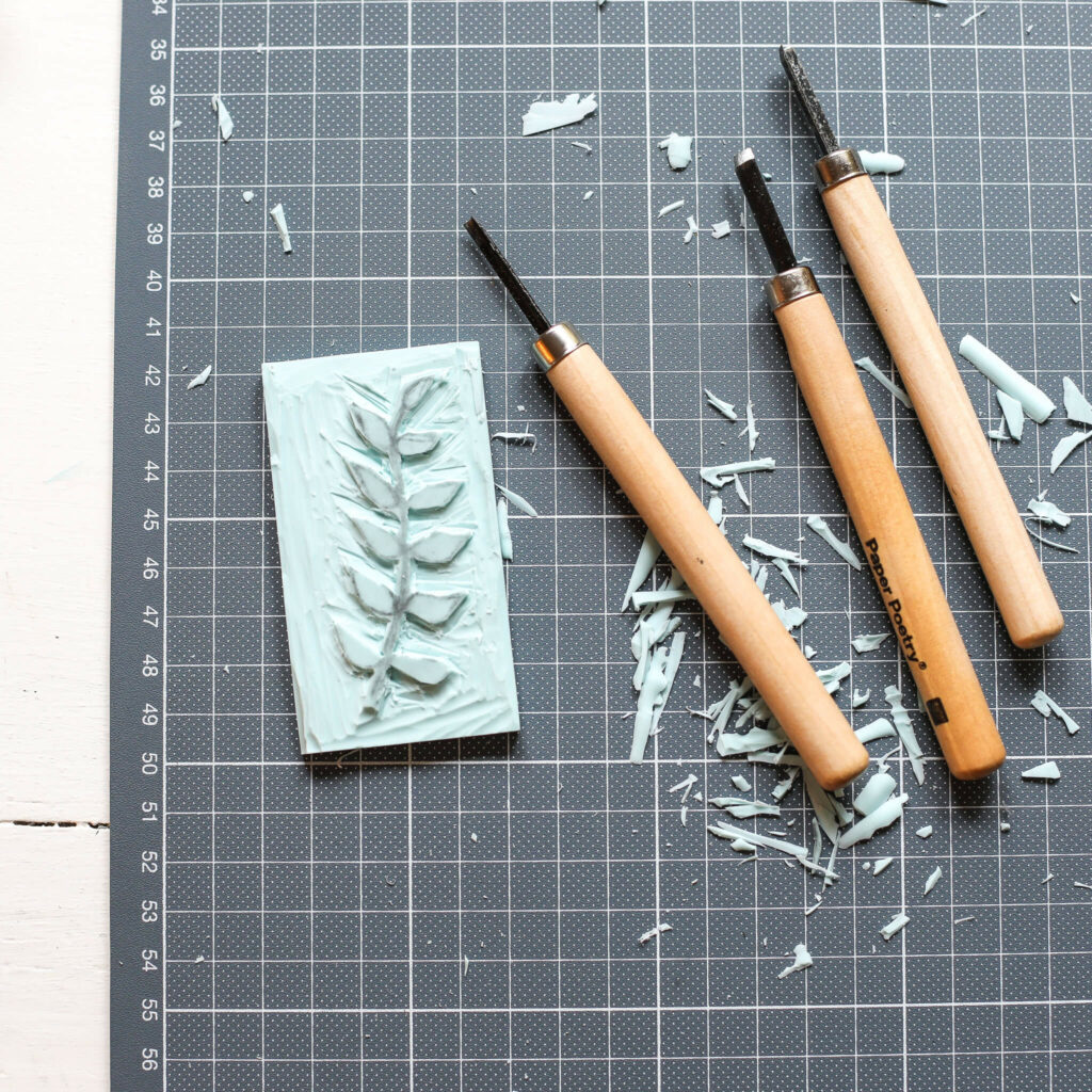 Stempelmotiv auf Stempelplatte schnitzen