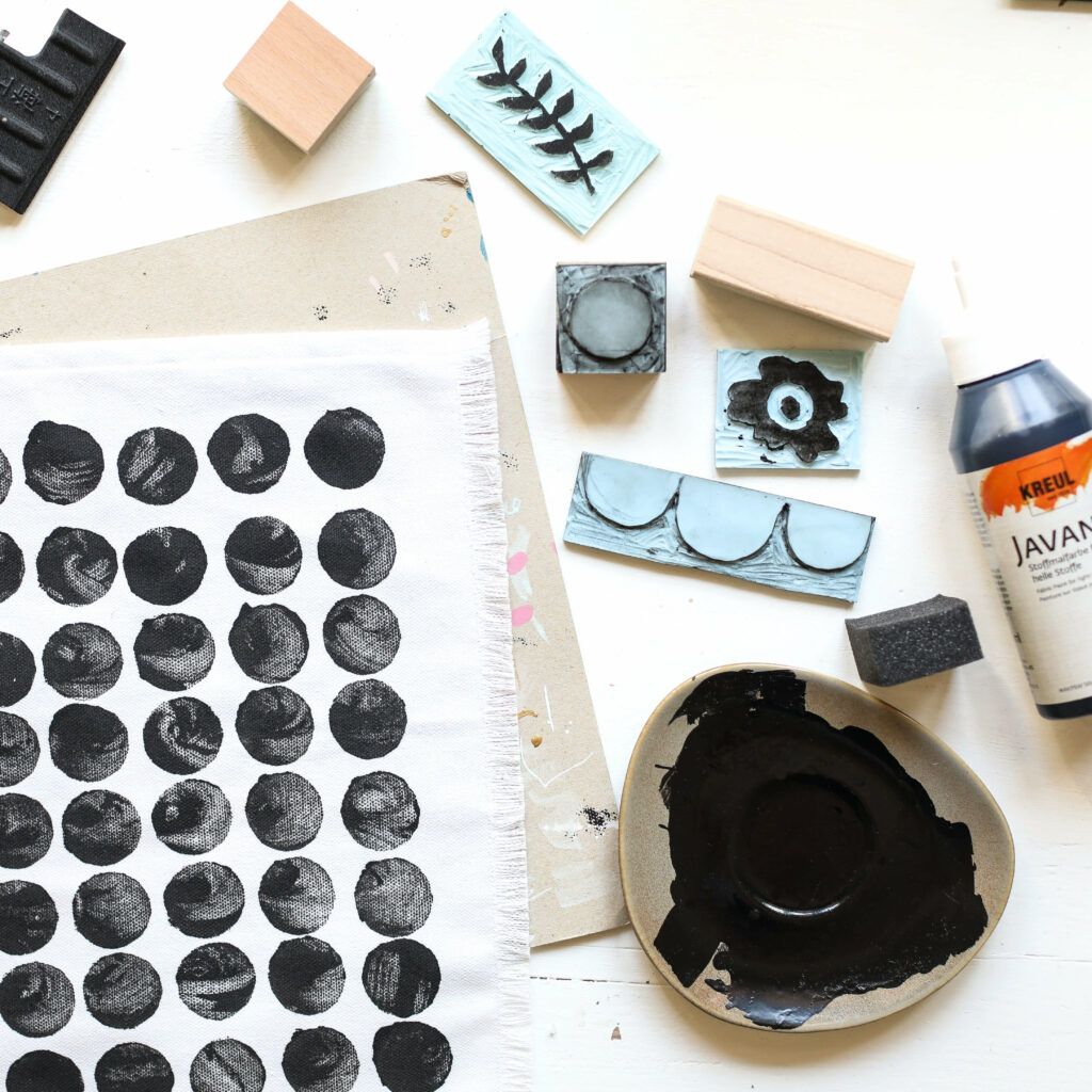 Skandinavisches Design stempeln mit selbstgemachten Stempeln