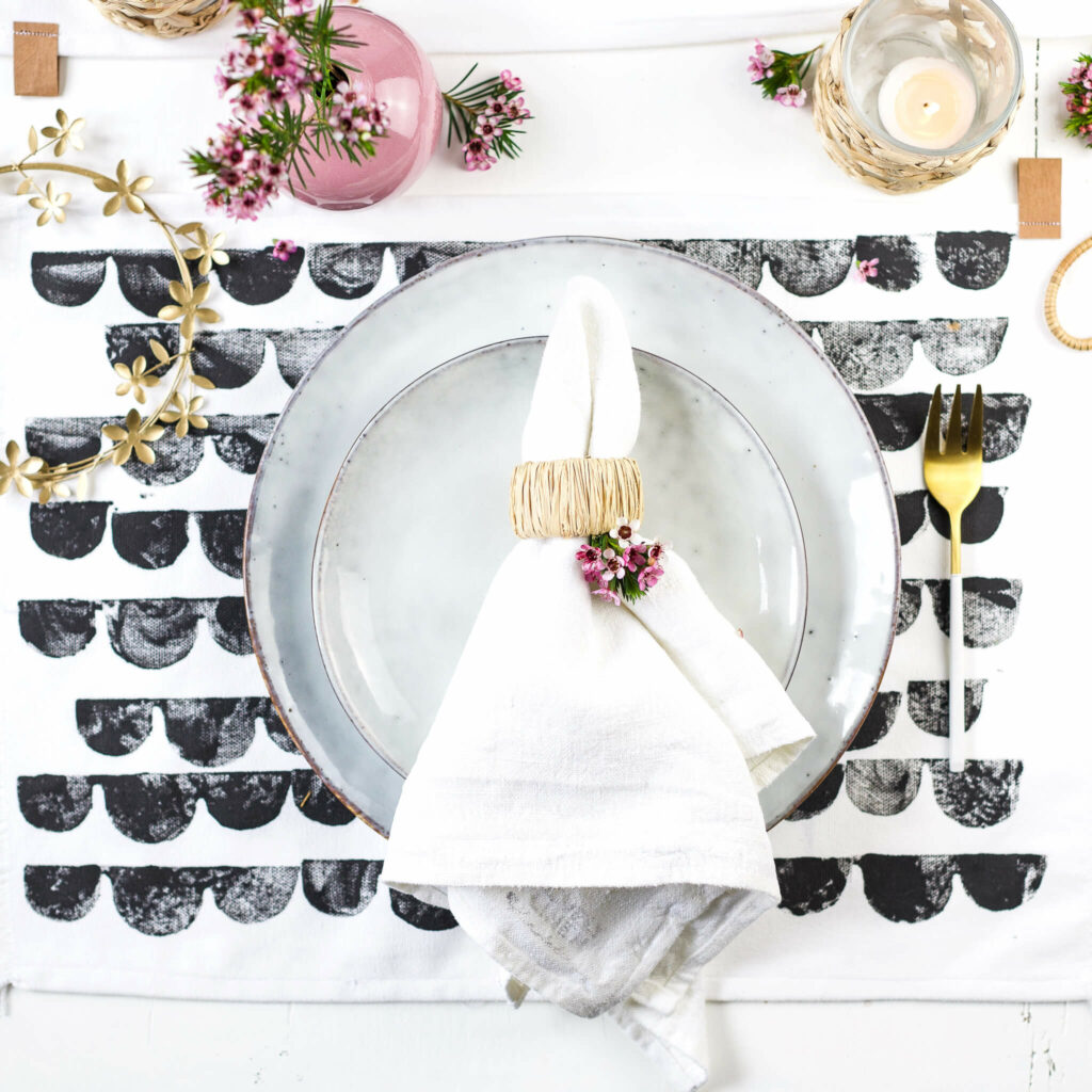 Stoffdruck mit selbst gemachten Stempeln für Tischset im Skandi Look