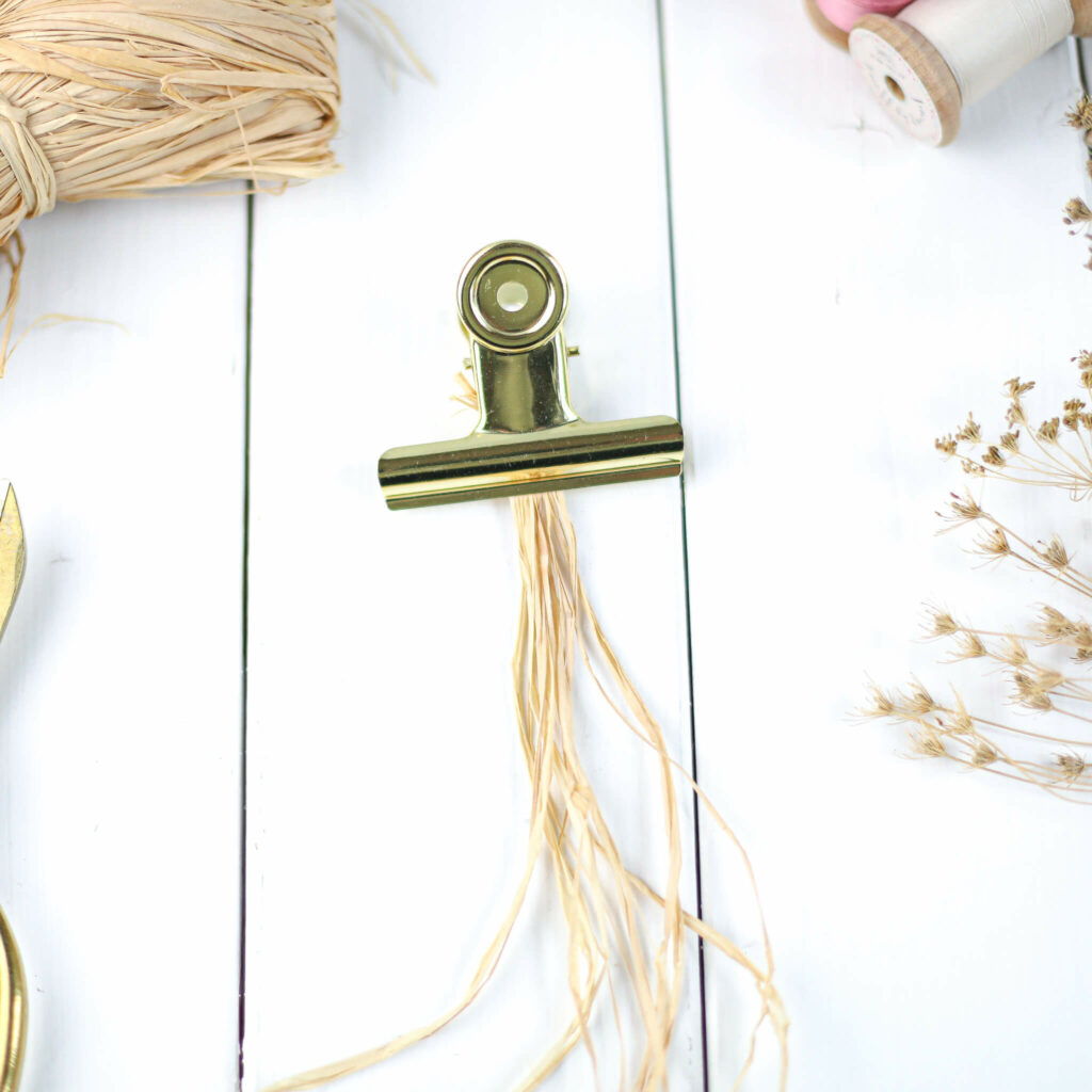 Naturbast Bänder zu Zöpfen flechten