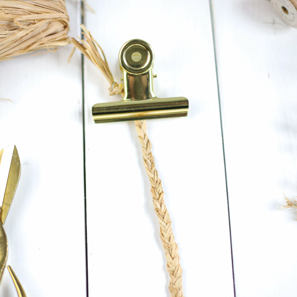 Naturbast zu Zöpfen flechten