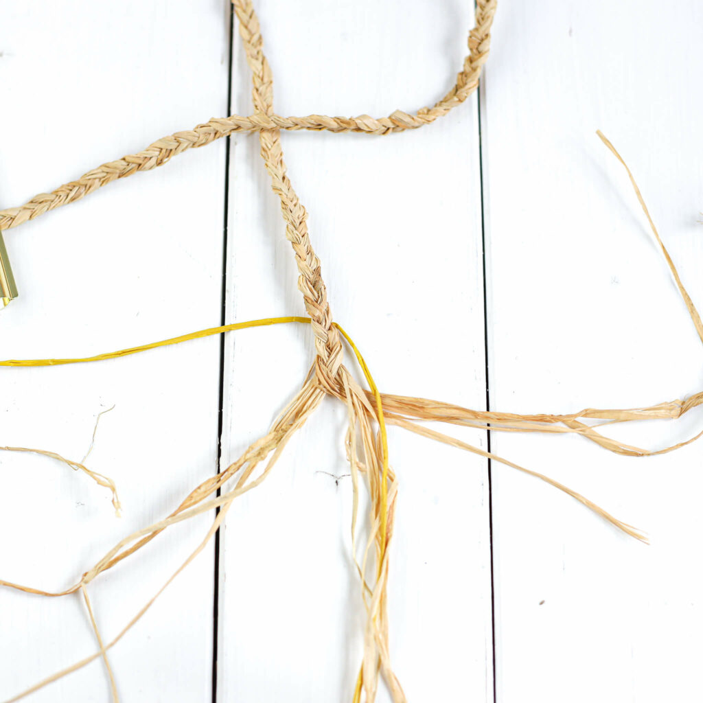 Naturbast zu Zöpfen flechten