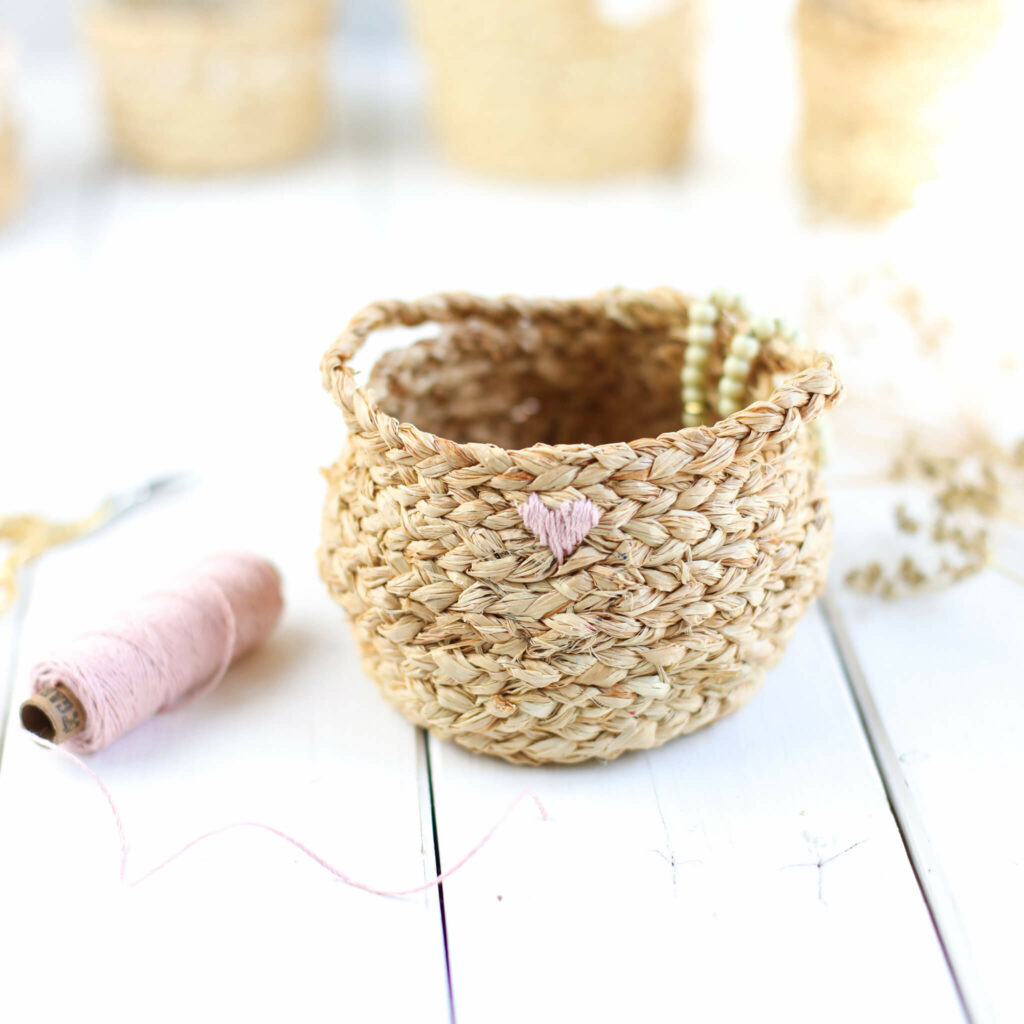 kleiner Korb aus Naturbast